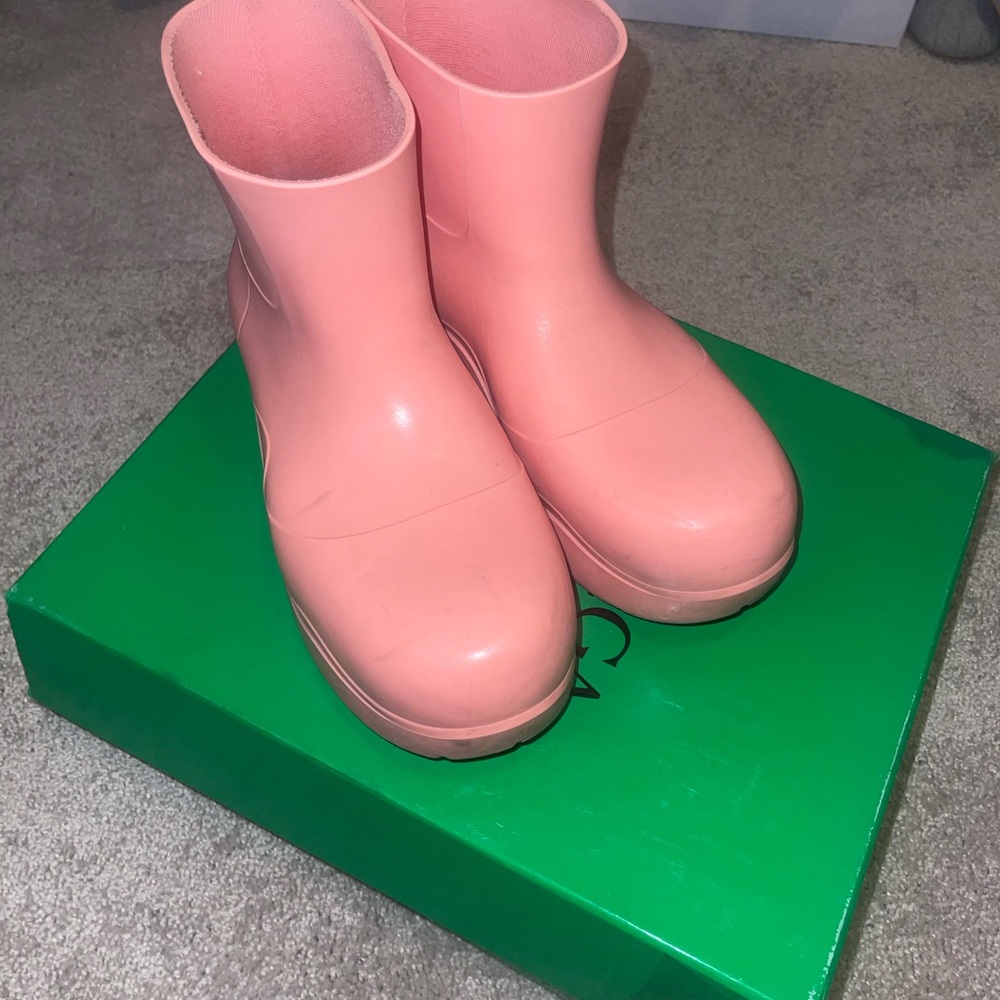 Pink Bottega veneta rain boots